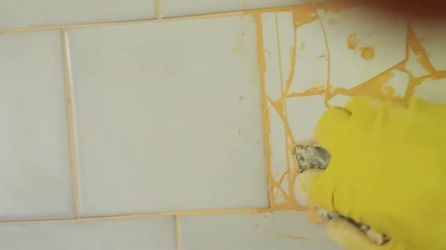 Стены на кухне ремонт-4.Затираем швы между плиткой .Элементы из битой мозаики.Рабочий процесс. смотреть онлайн