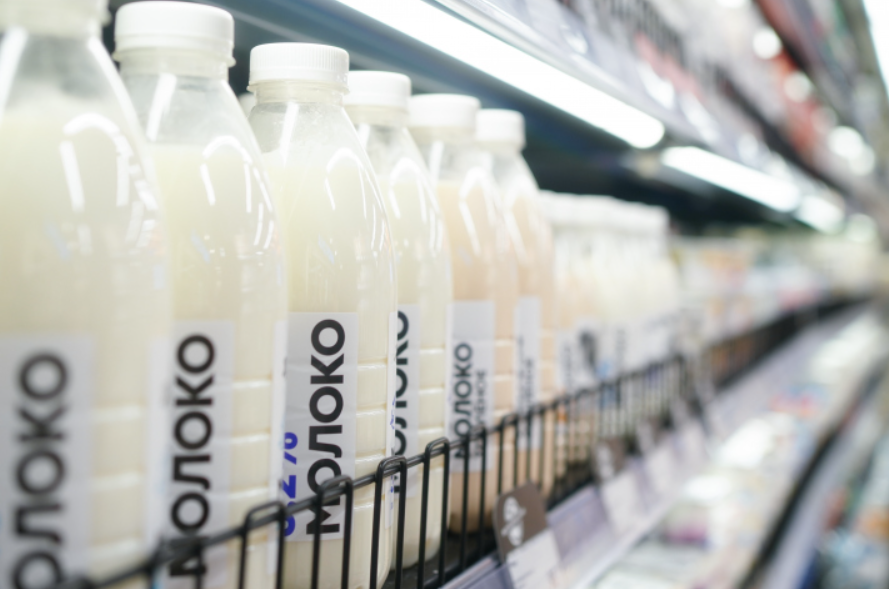 Контрафакт на полках магазинов: как отличить натуральное молоко от подделки