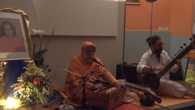 Gayatri Mantra - Swami Nirvanananda & Kailash - Kriya Yoga Seminar, Albisola (Italy) смотреть онлайн