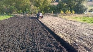 т25 пашет самодельным плугом в гору.