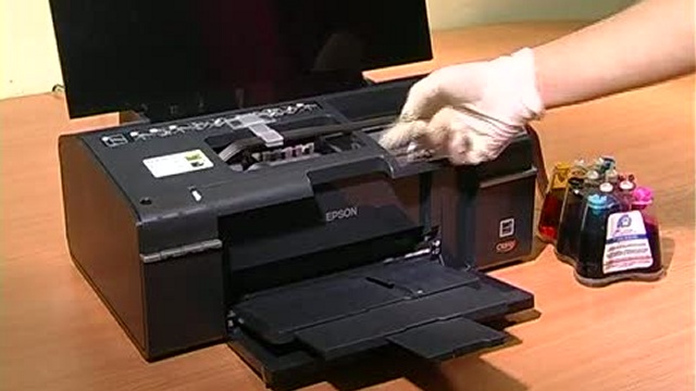 Видео показывает как промывать печатающюю головку принтера на примере принт...