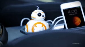 Миниатюрный BB-8 заряжает смартфон 