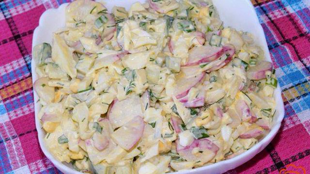 Овощной салат с редисом и яйцами