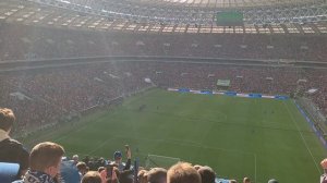 Лев Лещенко поёт песню "Команда молодости нашей" в перерыве финала Кубка России 2022