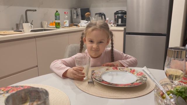 У комбайнера пустой стакан в кадре смотреть онлайн