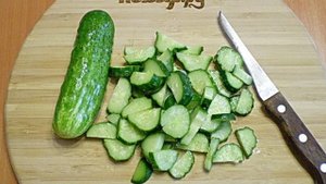 Закатка огурцов с луком