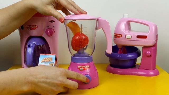 Blender Play Pretend, Fun Kitchen Toys for Kids, Best Strawberry Milkshake Ever - HappyBee Kids Clu смотреть онлайн