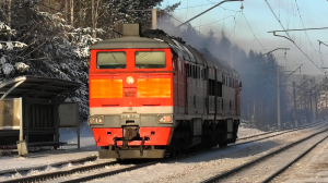 2ТЭ116-1128 резервом и ВЛ11К-108 с грузовым поездом следуют через о.п. Калиново