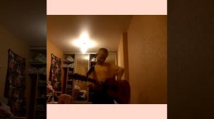 Ребенок играет на гитаре и поет как цОй