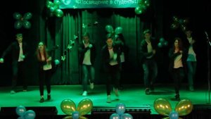 СТУДЕНТЫ ТАНЦУЮТ КЛАССНЫЙ ТАНЕЦ ПОД ПЕСНЮ OP EROINA НА ПОСВЯТЕ