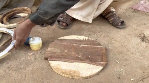 Плотник сделал красивую деревянную кастрюлю