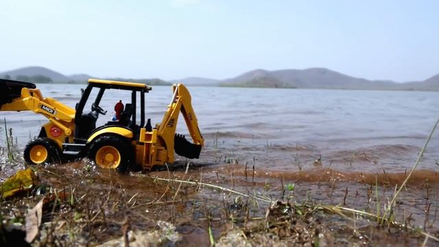 Игрушки катаются по мелководью смотреть онлайн