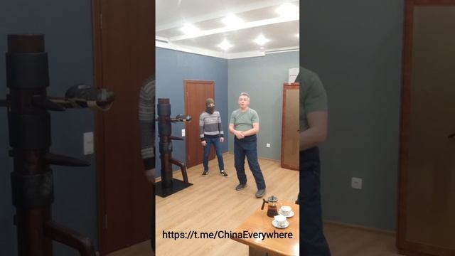 Бокс. Защита от прямого удара кулаком в голову.