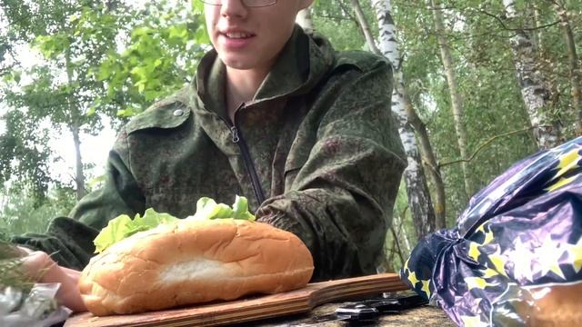 Готовим хот-доги на природе с друзьями смотреть онлайн