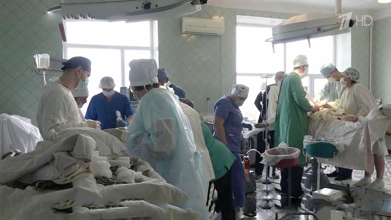 Врач про украину. Военные медики на Украине 2022. Хирурги проводят операцию.