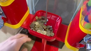 Поставил два аппарата с жвачкой. Какой принесет больше?