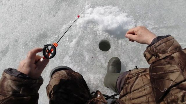 Рыбалка в апреле. Последний лед. Плотва, лещ смотреть онлайн