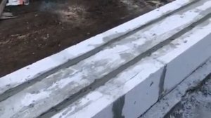 ?СТРОИТЕЛЬСТВО ДОМА ИЗ ГАЗОБЛОКА: УКЛАДКА ПЕРВОГО РЯДА