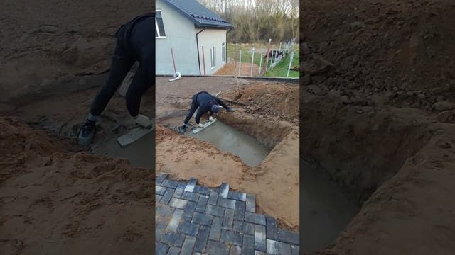 Делаем бетонную подушку под будущую декоративную подпорную стену-цветник из заборных блоков ????