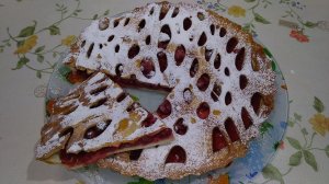 Пирог с клубникой и вишней.