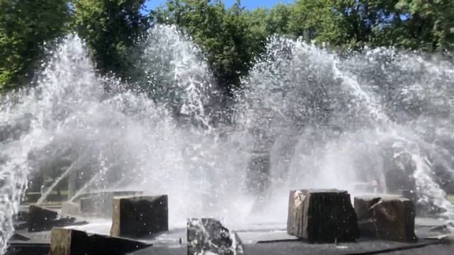 Минск Беларусь, парк Победы, вид на реку Свислочь, июль 2022 смотреть онлайн