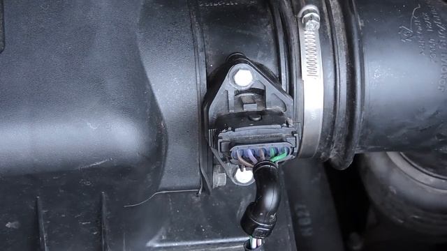 Как почистить и проверить датчик воздуха на SsangYong Kyron. ДМРВ кайрон. смотреть онлайн