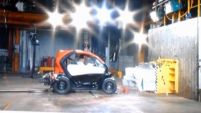 Crash Test - Renault Twizy ZE смотреть онлайн
