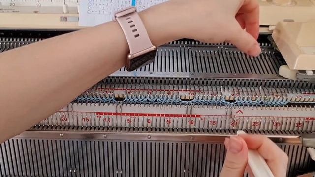 Ажур ручной деккеровкой.