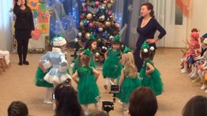 Танец елочек ("Ёлочке не холодно зимой") - 26.12.2014