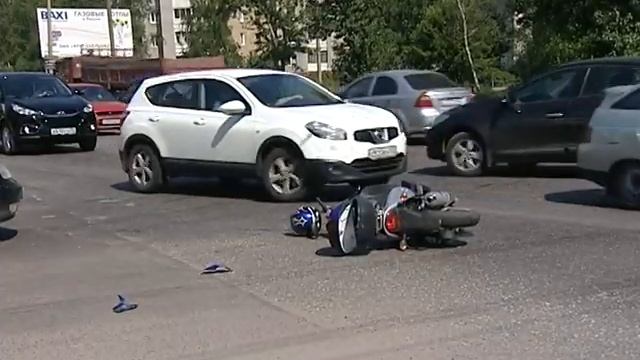 Скутерист столкнулся с микроавтобусом смотреть онлайн