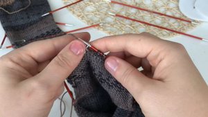 2 ОДИНАКОВЫХ НОСКА ИЗ ОДНОГО МОТКА СЕКЦИОННОЙ ПРЯЖИ