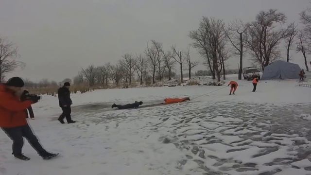 Как спасти провалившегося под лед человека?