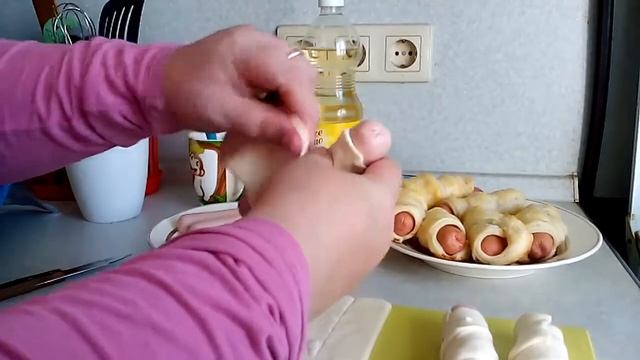 ПРОСТОЙ РЕЦЕПТ - СОСИСКИ В ТЕСТЕ - SIMPLE RECIPE - SAUSAGES IN THE TEST смотреть онлайн