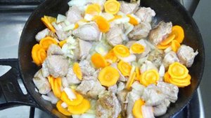 Свинина тушёная с картофелем и фасолью в горшочке