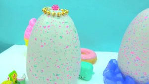 Распаковка гигантского яйца Hatchimals. Знакомство с новым питомцем и игры с ним.