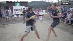 Бешенный Бой двух обычных мужиков!!!