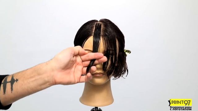 Стрижка боб с тупым срезом и рваной челкой.