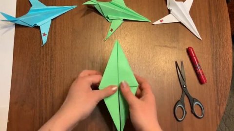 Самолёт из бумаги в технике оригами.