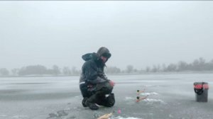 ПРОМОК ДО НИТКИ, но ПОЙМАЛ!!! ДОЖДЬ, СНЕГ и ШКВАЛИСТЫЙ ВЕТЕР! Рыбалка в непогоду!