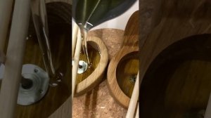 Соевые свечи в деревянном подсвечнике.