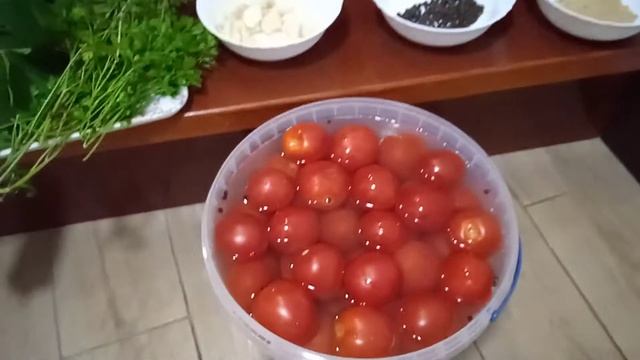 КВАШЕНІ ПОМІДОРИ - ЯК З БОЧКИ - 2 СПОСОБИ ЗБЕРІГАННЯ - В КІМНАТІ ЧИ КОМОРІ смотреть онлайн