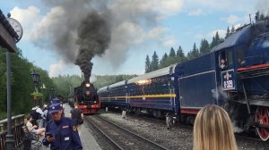 Паровоз ФД20-2109 с составом "Рускеальский экспресс" прибывает на станцию "Горный парк Рускеала" .
