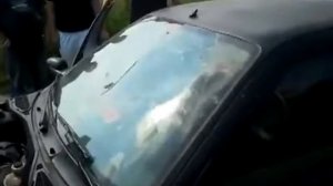 Разрывает лобовое стекло от басса