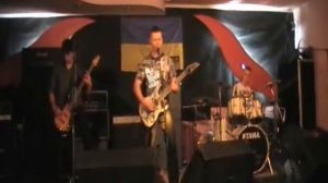 разбивая руки в кровь