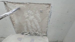 Проверяем состояние штукатурки Baumit MPA35 на фасаде газобетонного дома, штукатурке два года