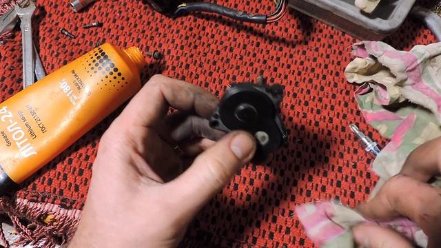 Перебираем механизм регулировки фар Nissan Terrano I 2.7 diеsel Часть 2 смотреть онлайн