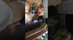 Ребёнок готовит борщ