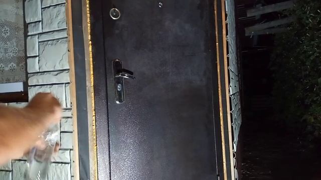 Удаление засохшего клея и пленки с металлической двери