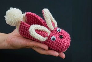 Вязаные детские тапочки “Зайчики” - просто и непринужденно!