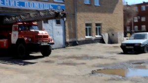 С сиреной выезжают пожарные машины на вызов